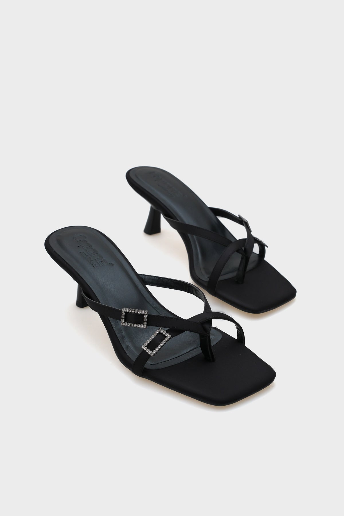 Milena Küt Burunlu Orta Topuklu Çift Taşlı Tokalı Saten Kadın Terlik