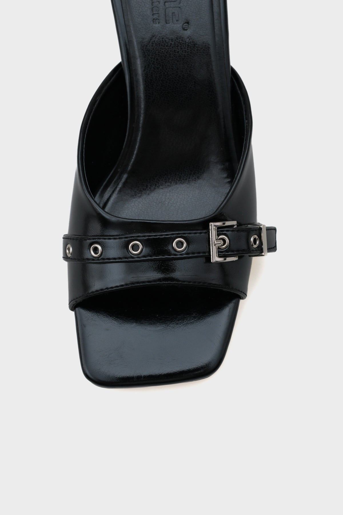 Millie Küt Burunlu Orta Topuklu Metal Tokalı  Kadın Terlik