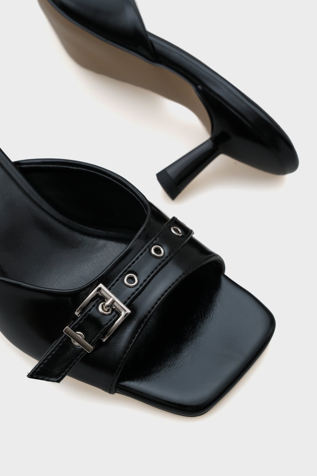 Millie Küt Burunlu Orta Topuklu Metal Tokalı  Kadın Terlik