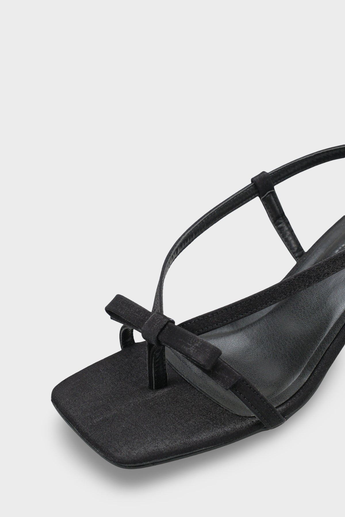 Lacey Saten Orta Topuklu Küt Burunlu Kadın Sandalet