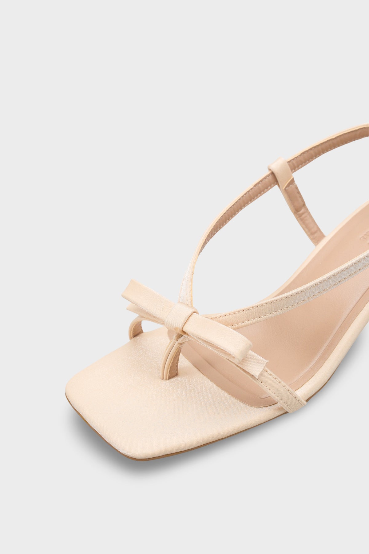 Lacey Saten Orta Topuklu Küt Burunlu Kadın Sandalet