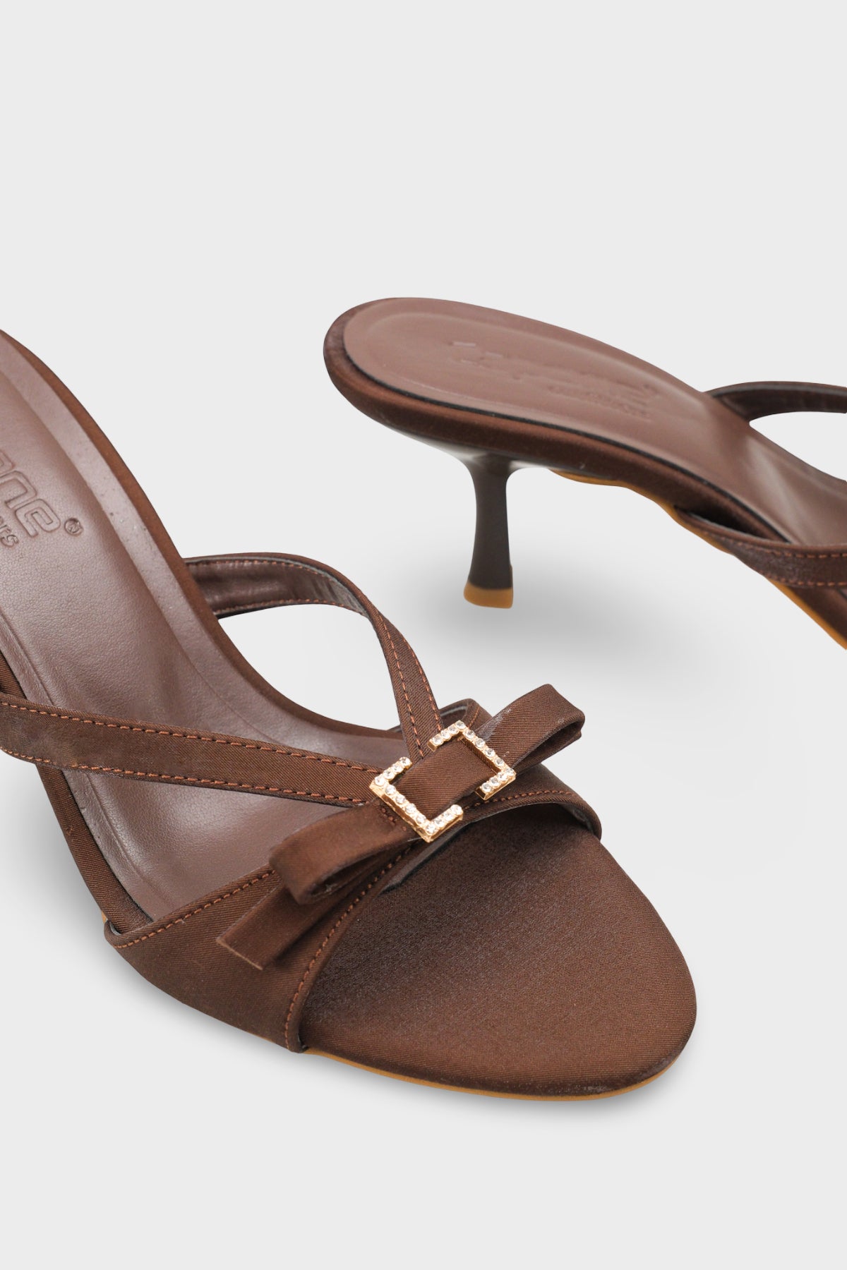 Vivia Sivri Burunlu Taşlı Tokalı Saten Orta Topuklu Şık Kadın Terlik