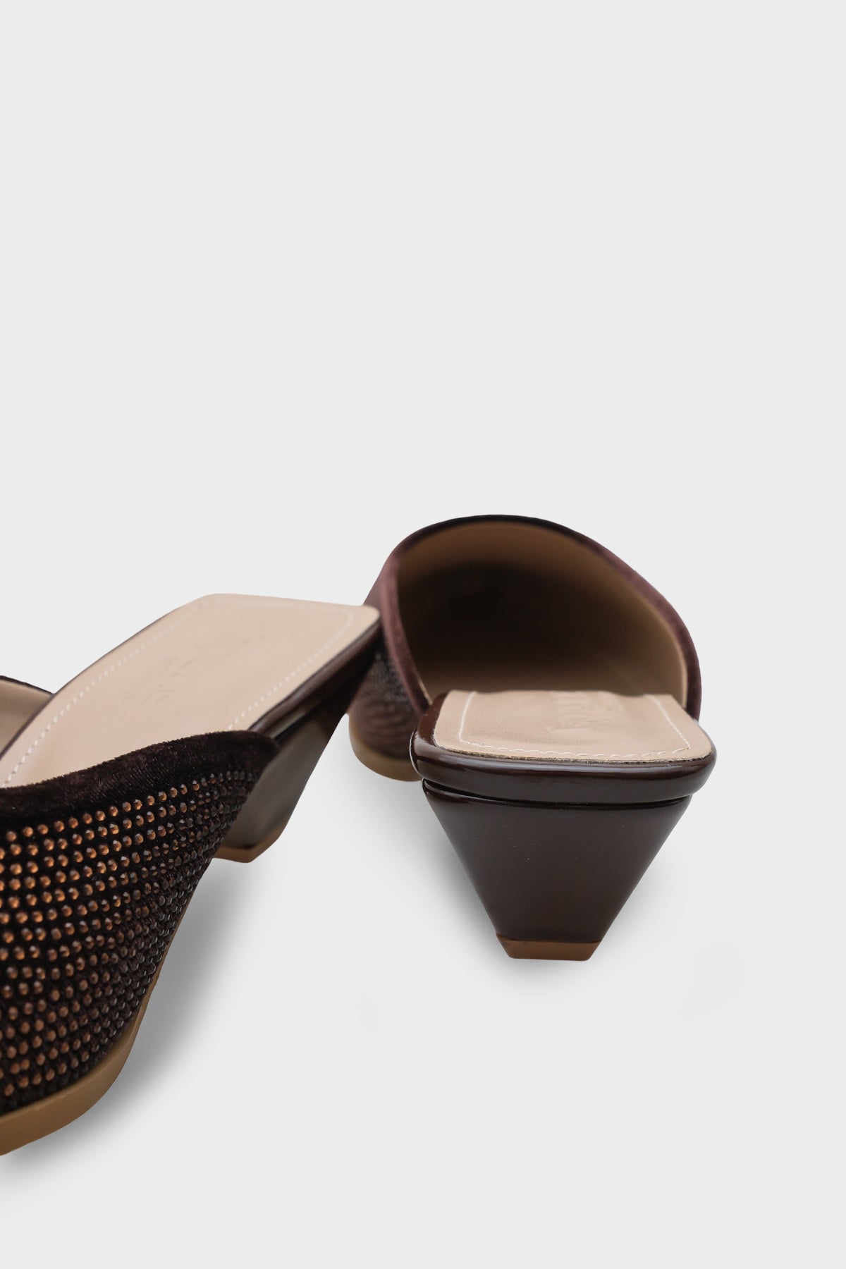 Ivy  Sivri Burunlu Taşlı Burnu Kapalı Kadın Terlik