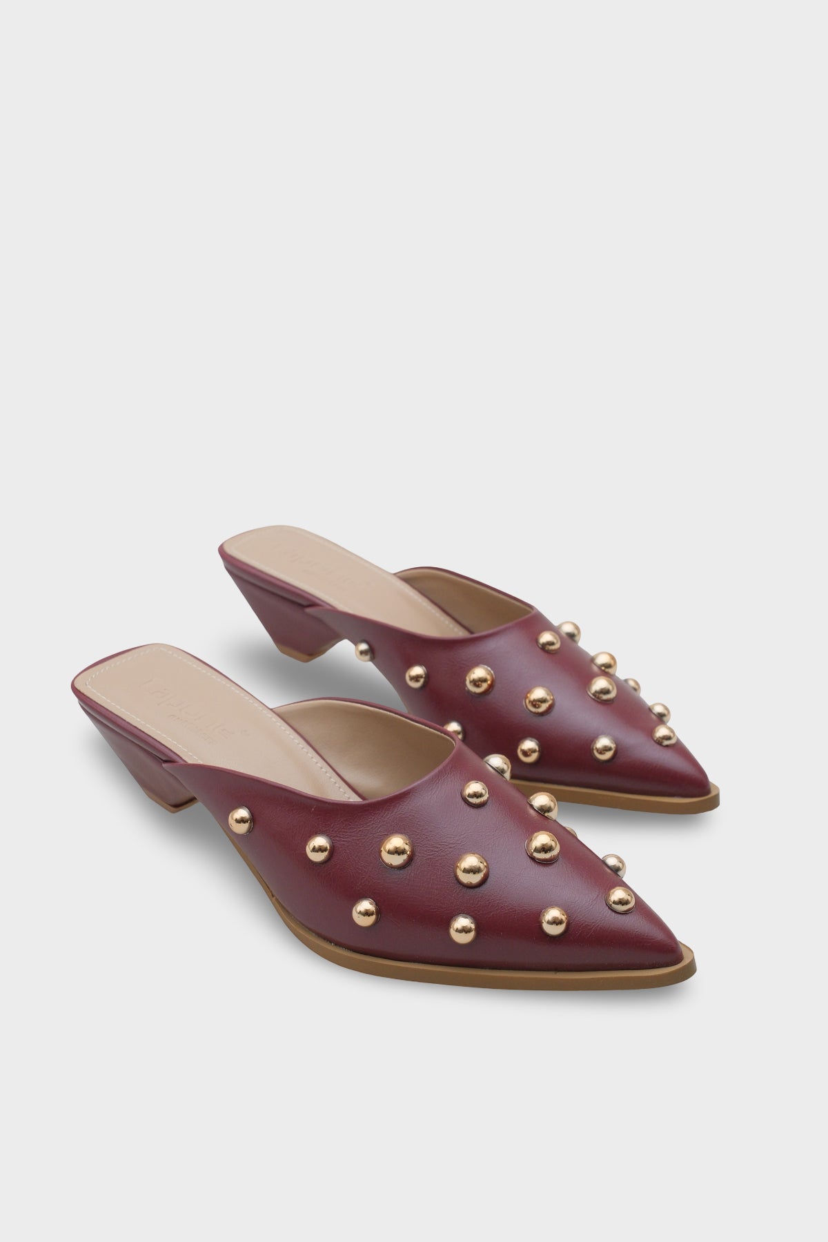 Meredith Sivri Burunlu Metal Aksesuarlı Burnu Kapalı Kadın Terlik