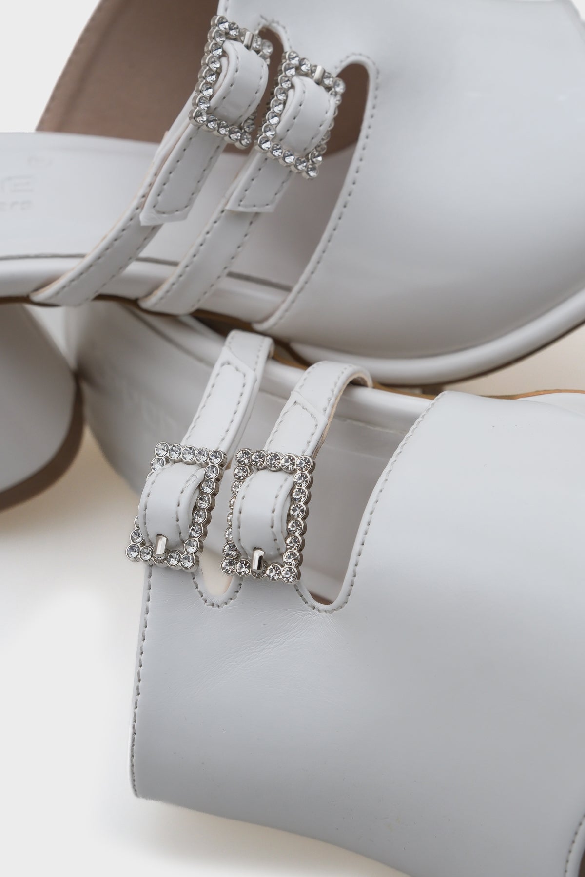 Mona Küt Burunlu Orta Topuklu Çift Taşlı Tokalı Kadın Terlik