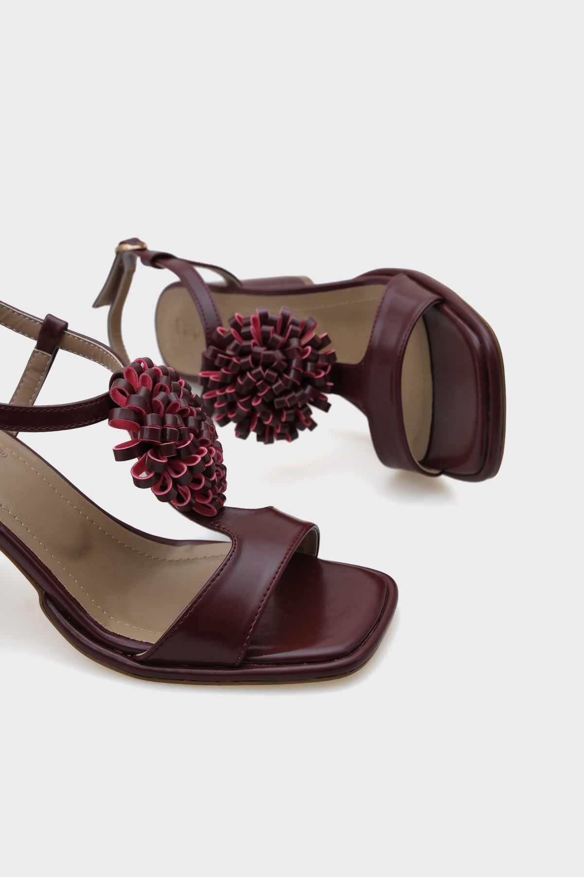 Morna Orta Topuklu  Küt Burunlu  Çiçekli Kadın Sandalet