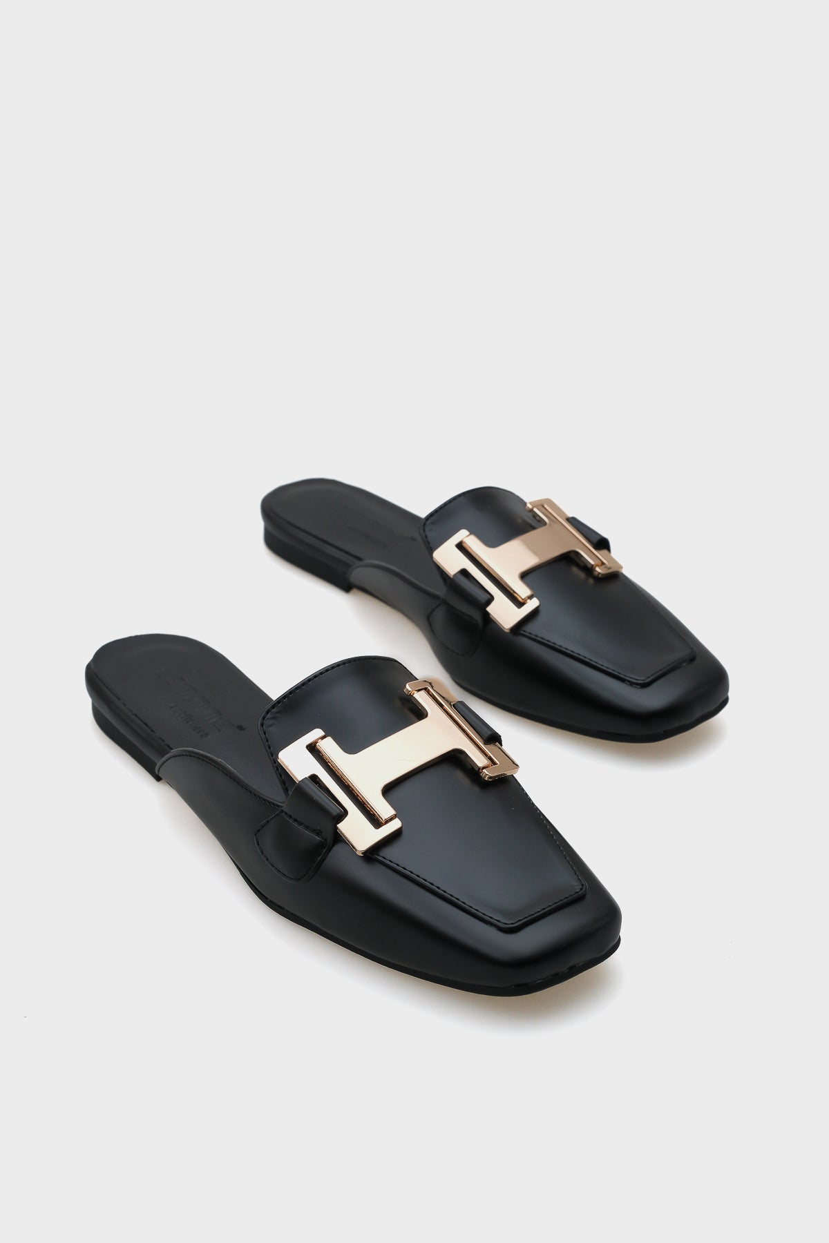 Nana  Küt Burunlu Metal Aksesuarlı Kadın Terlik