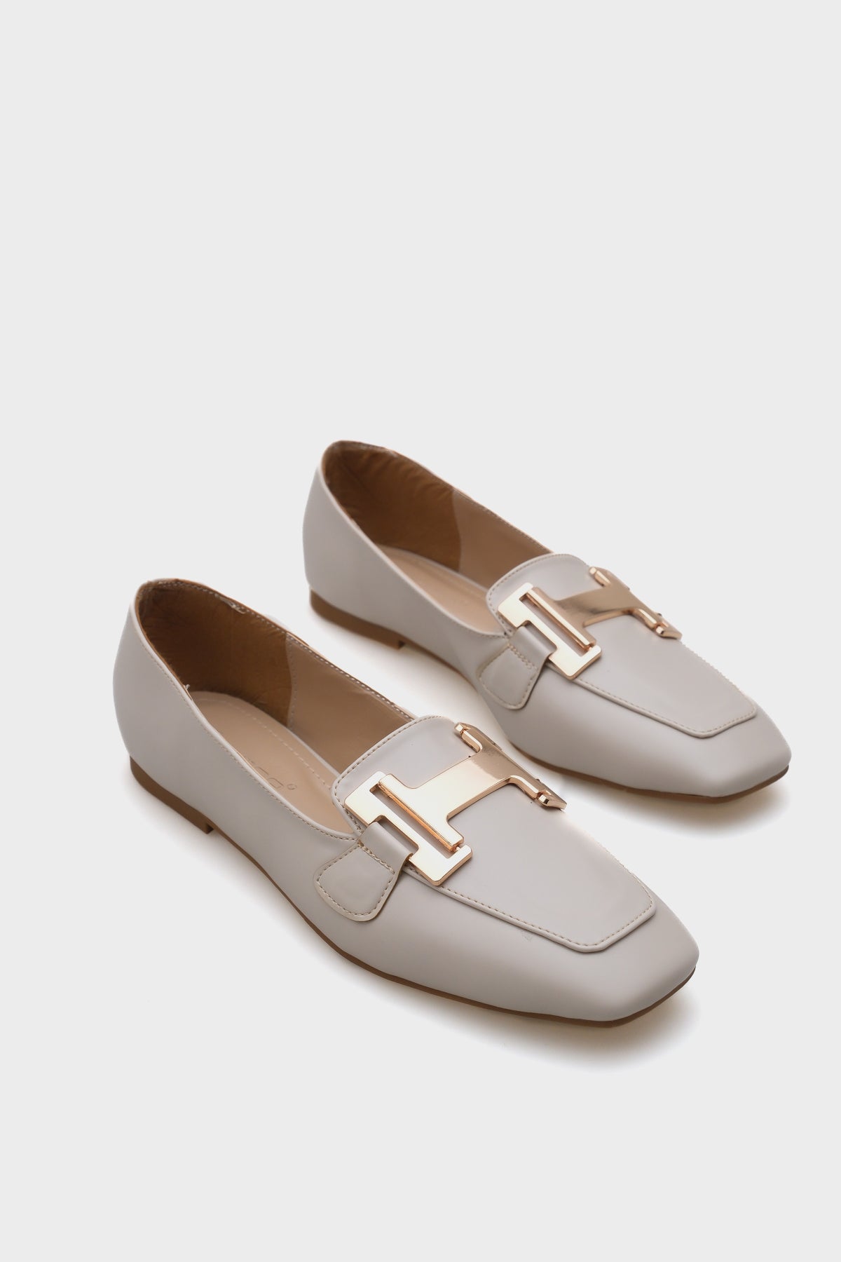 Carey Küt Burunlu Metal  Toka Aksesuarlı Kadın Loafer