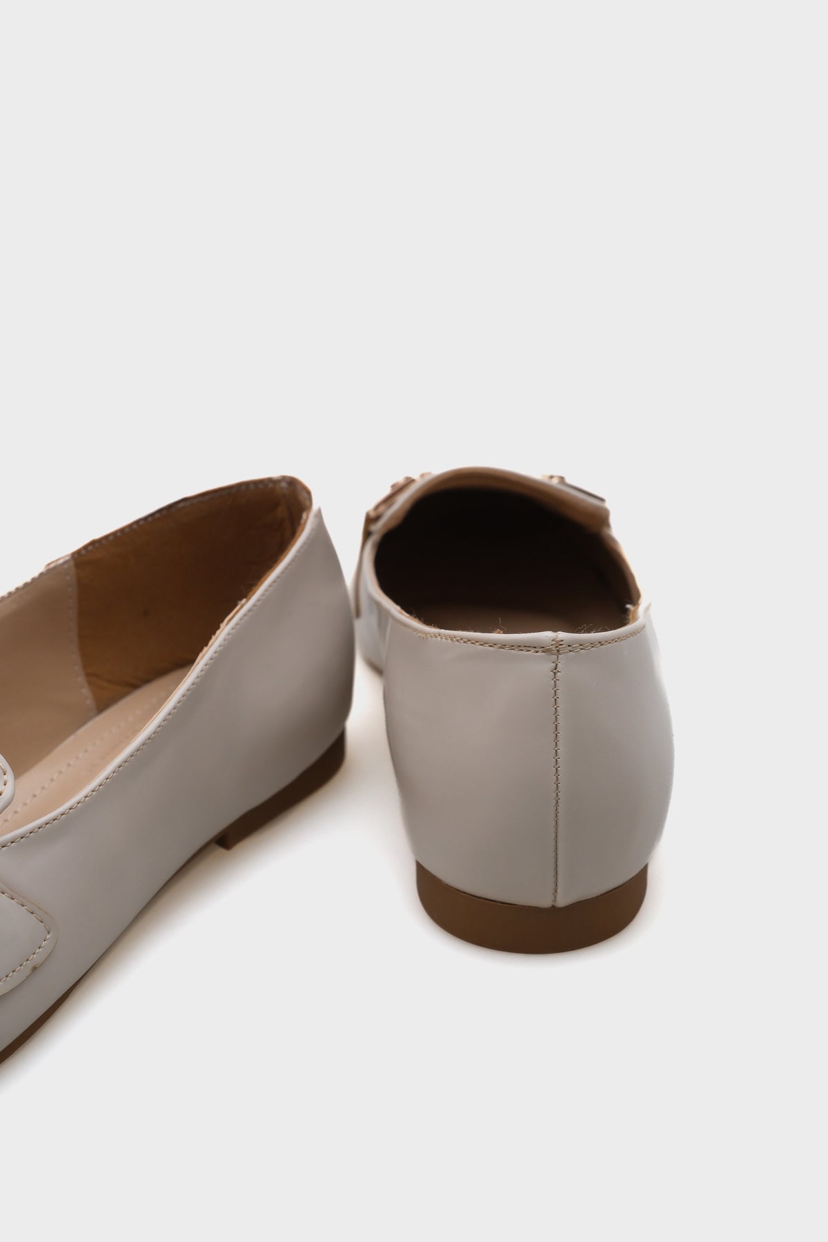 Carey Küt Burunlu Metal  Toka Aksesuarlı Kadın Loafer