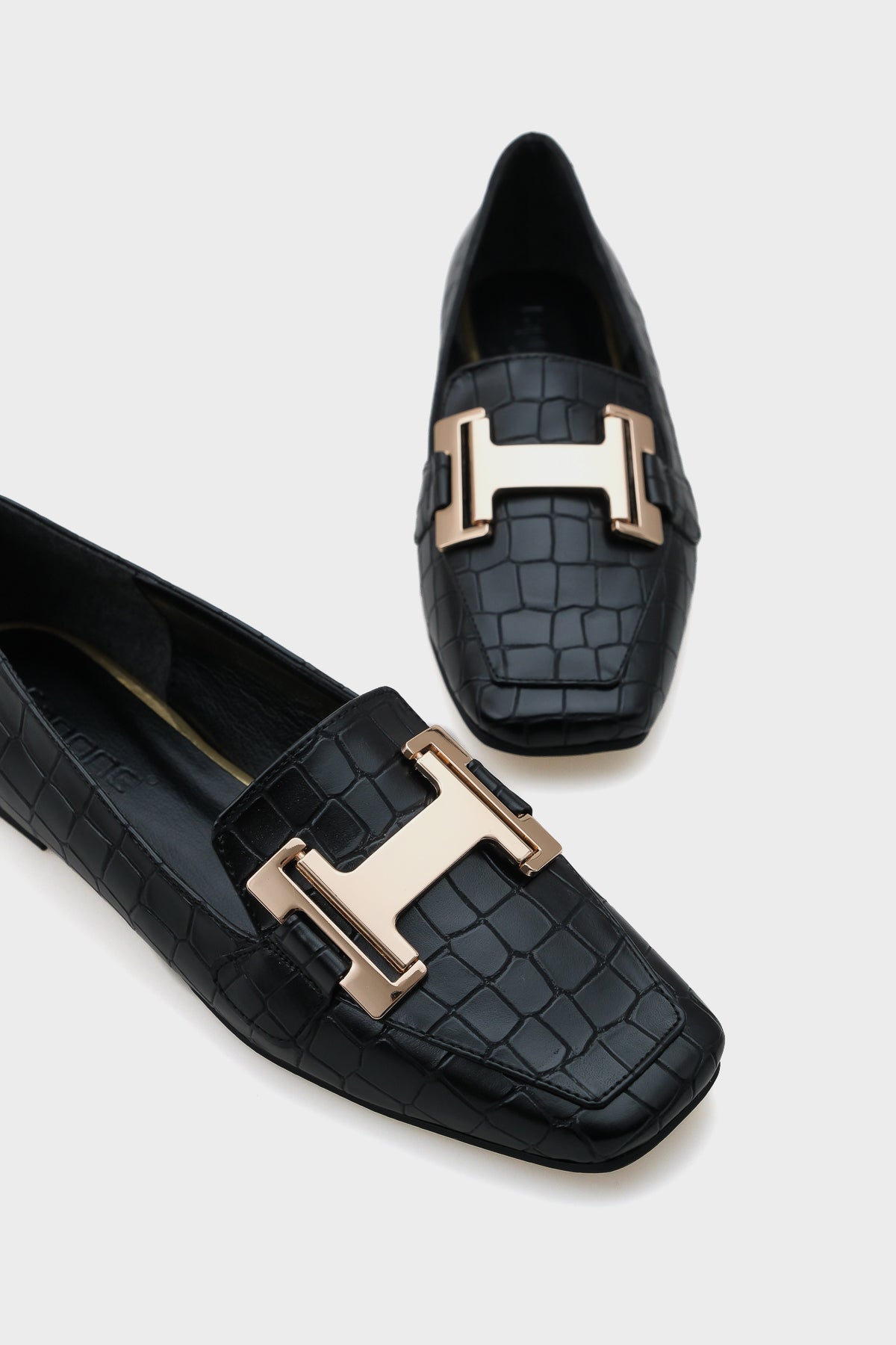 Carey Küt Burunlu Metal  Toka Aksesuarlı Kadın Loafer