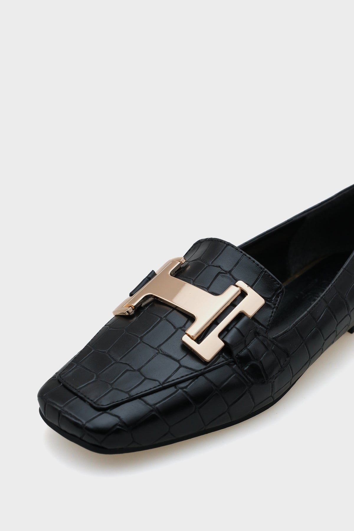 Carey Küt Burunlu Metal  Toka Aksesuarlı Kadın Loafer