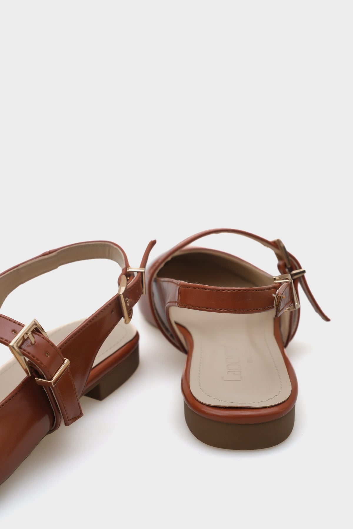 Anna Arkası Açık Bantlı Toka Detaylı Sivri Burunlu  Kadın Babet