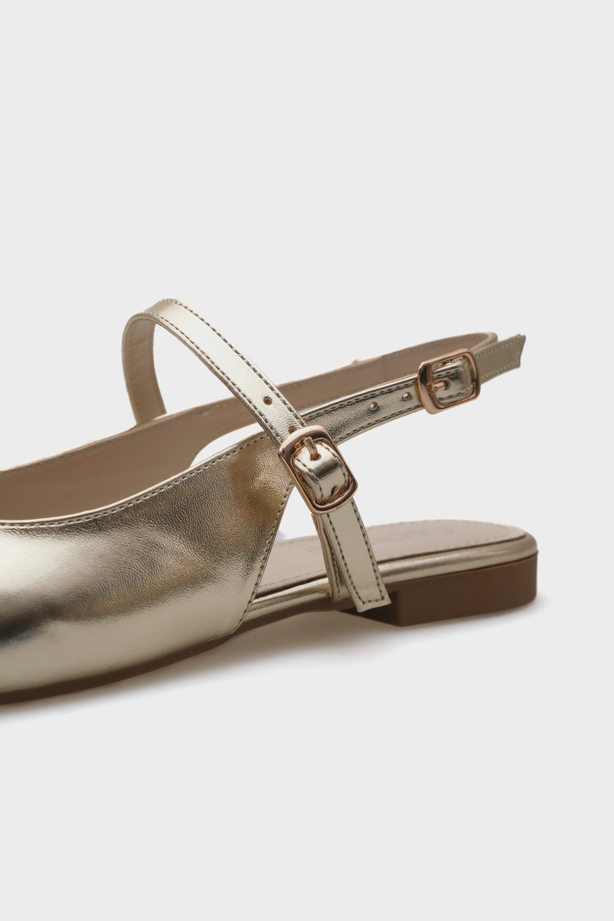 Anya Arkası Açık Bantlı  Oval burunlu Fiyonk Detaylı Kadın Babet