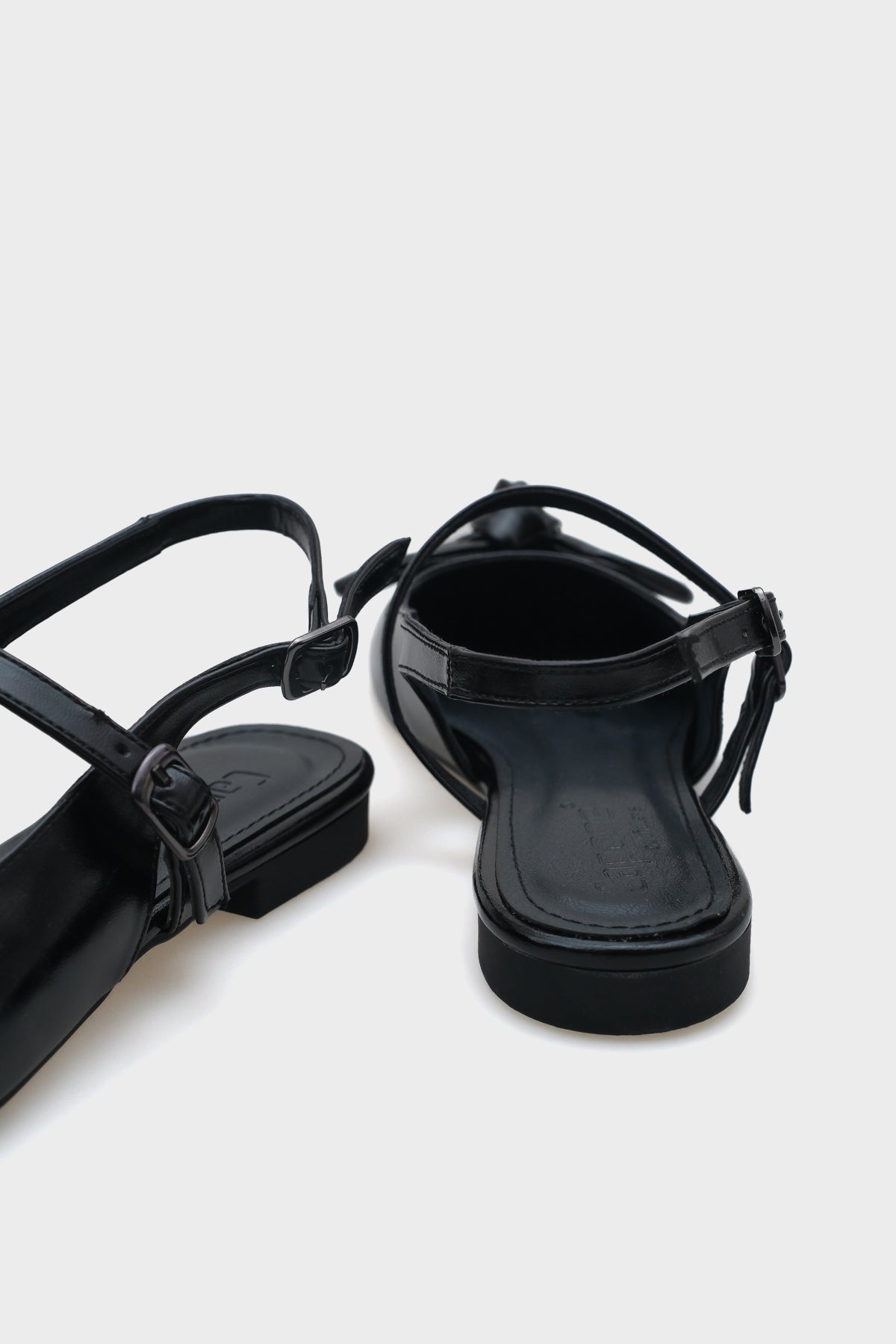 Anya Arkası Açık Bantlı  Oval burunlu Fiyonk Detaylı Kadın Babet