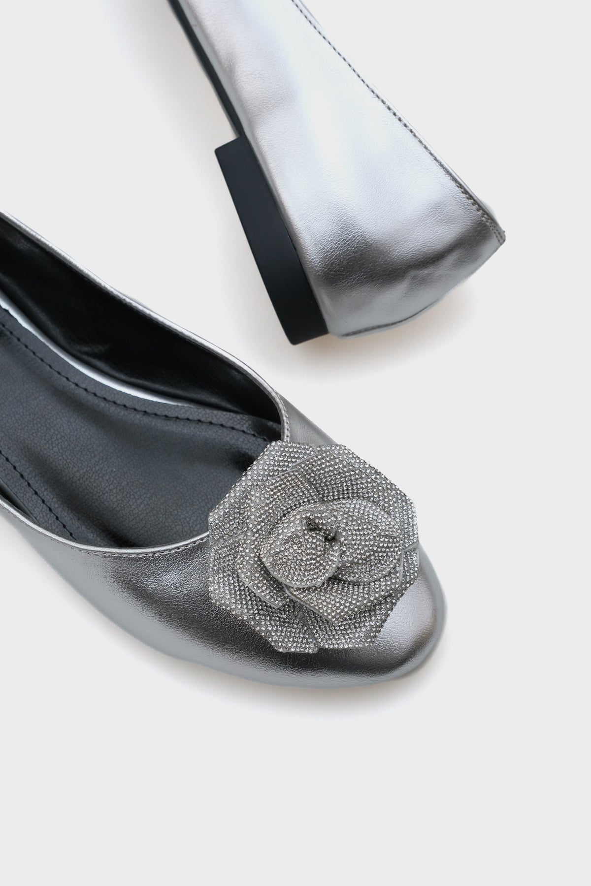 Audrey Yuvarlak Burunlu Taşlı Çiçekli Kadın Babet