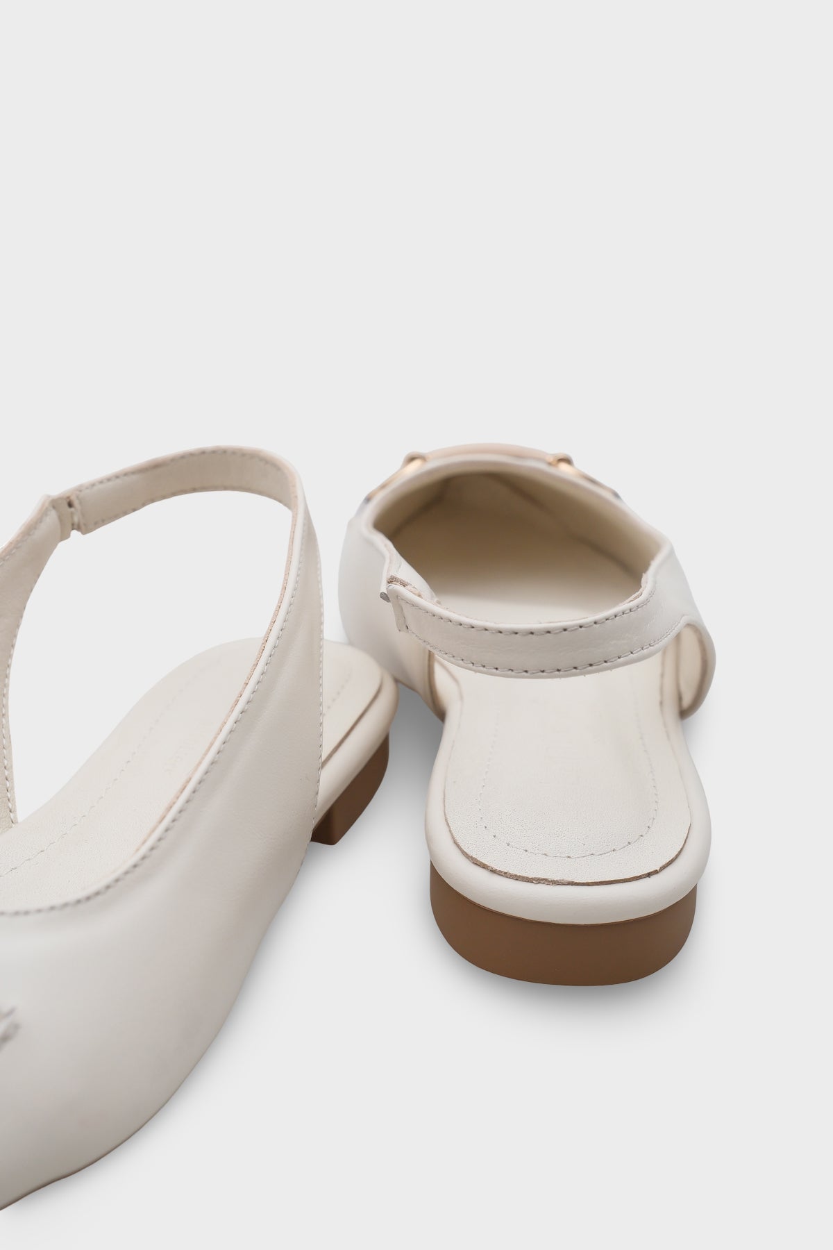 Bobby Hakiki Deri Sivri Burunlu Arkası Açık Tokalı Kadın Babet