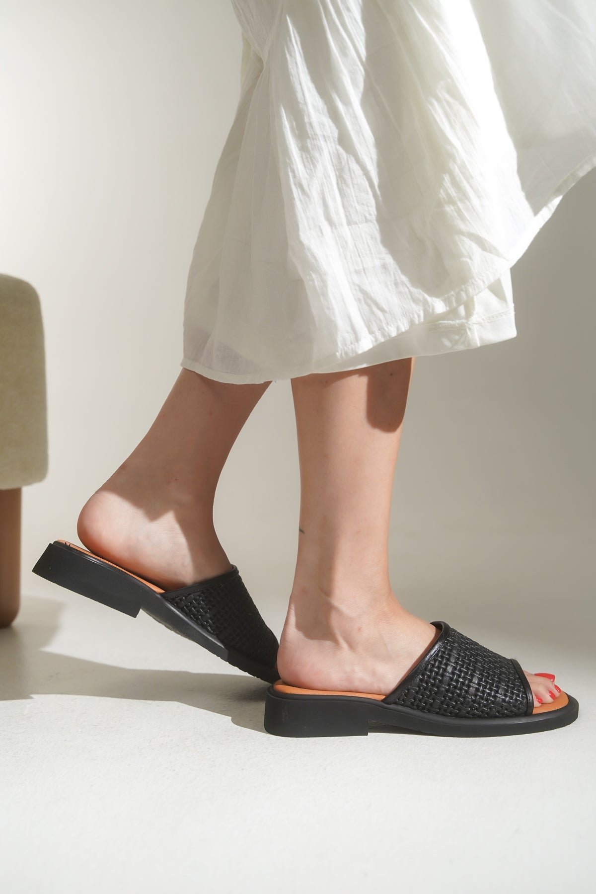 Cori Hakiki Deri Kısa Topuklu Konfor Tek Bantlı Kadın Terlik