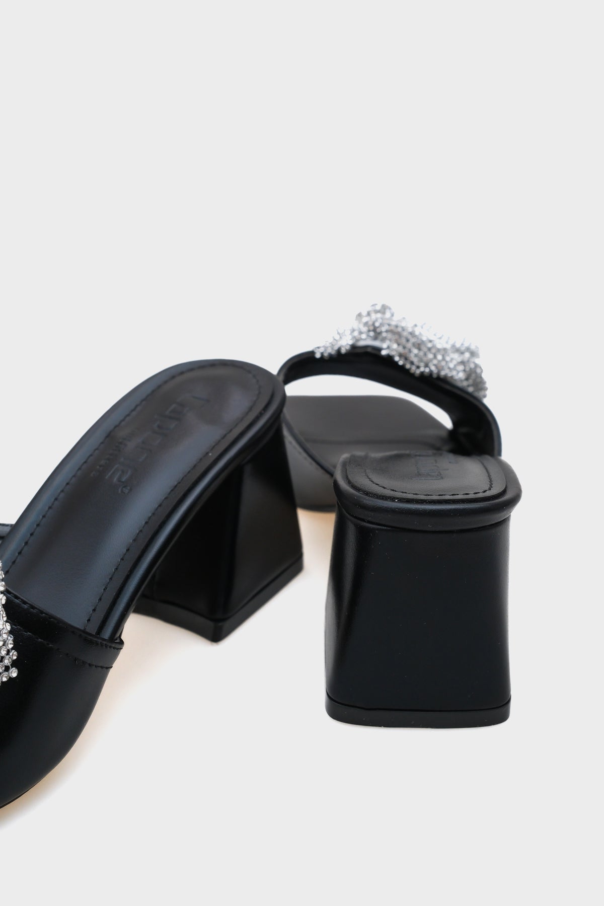 Naomi Orta Topuklu Taşlı Tokalı Kadın Terlik