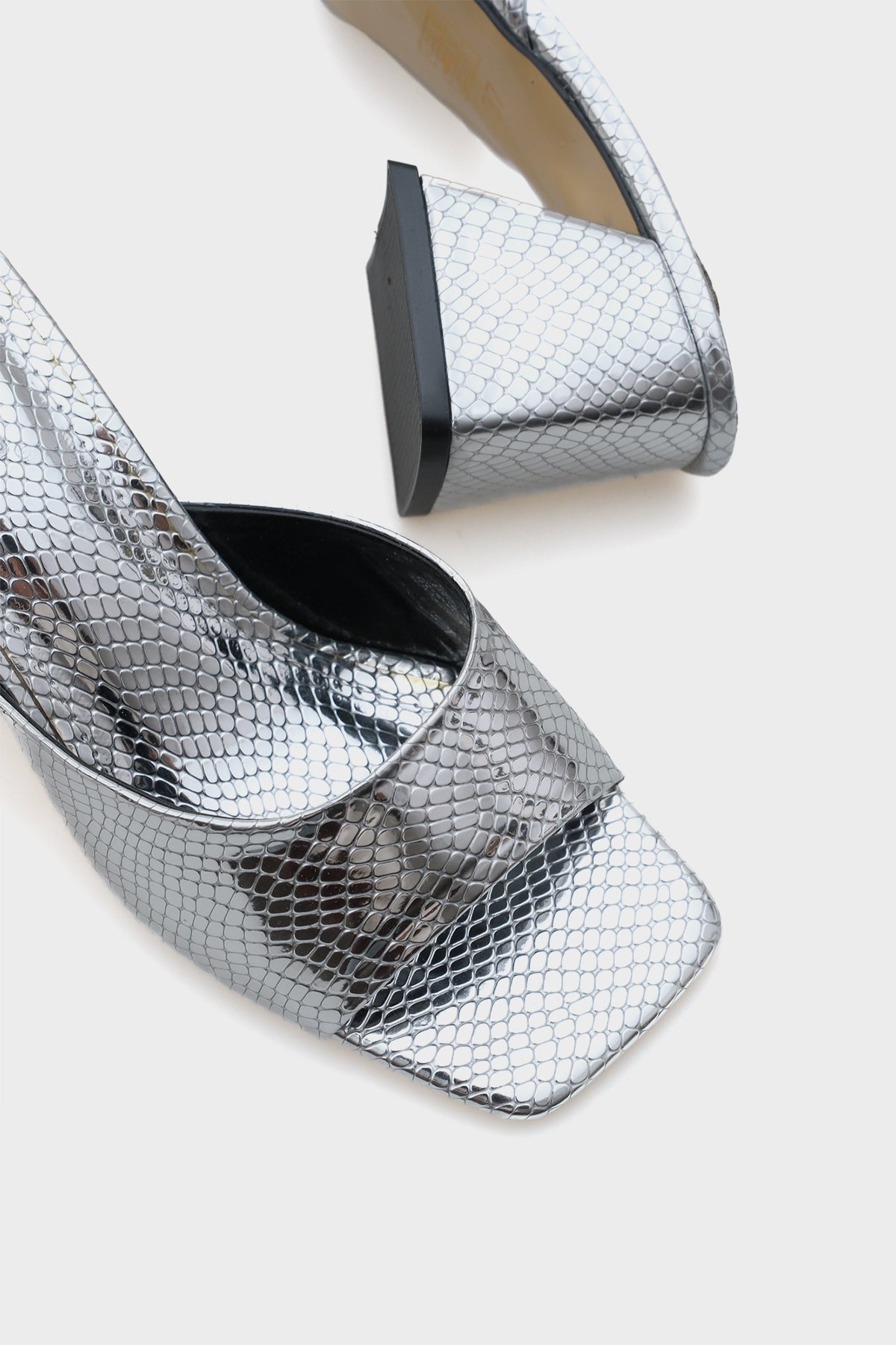 Nara Küt Burunlu Orta Topuklu Kadın Terlik