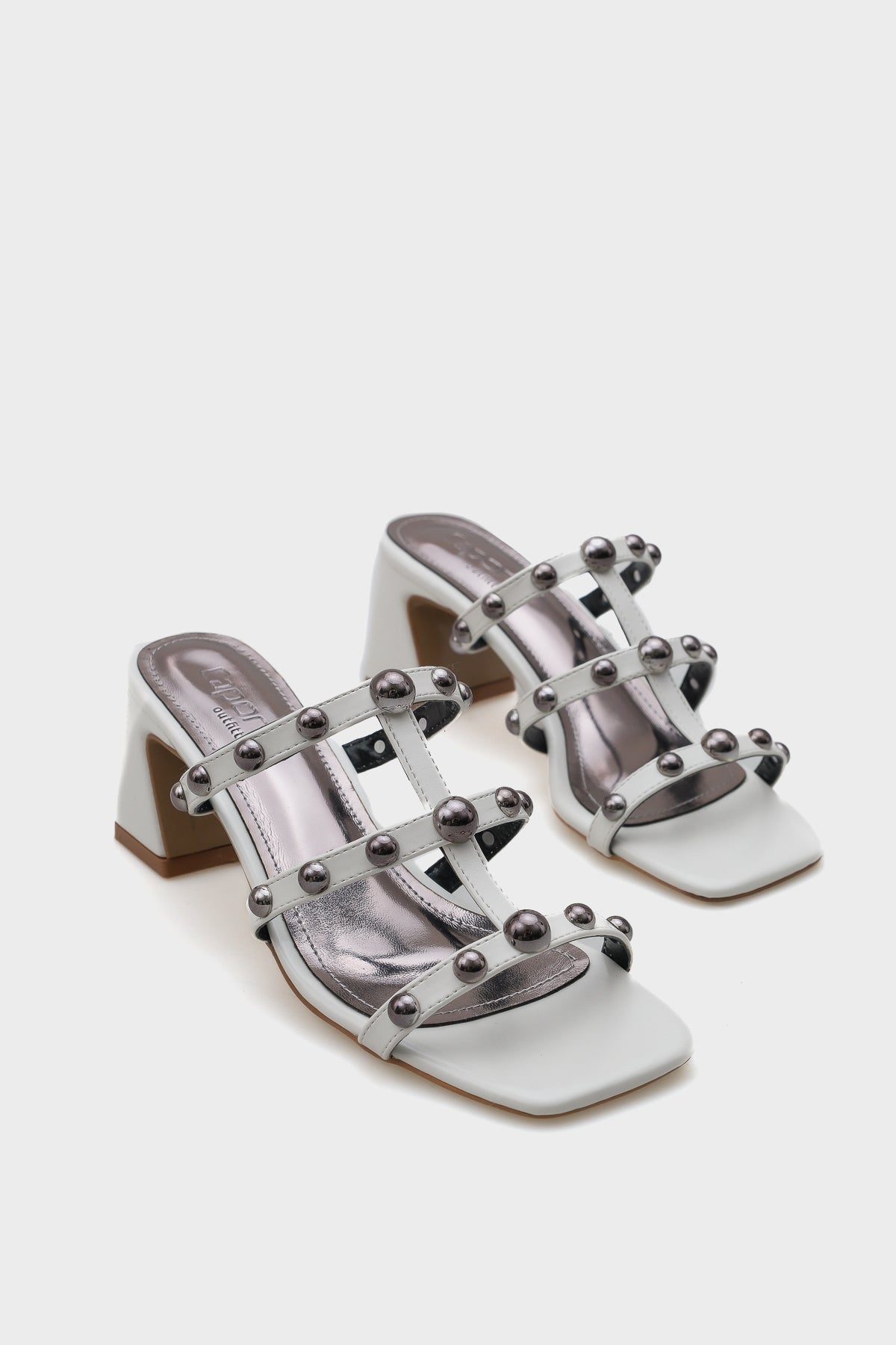 Nela Orta Topuklu Bantlı Metal Aksesuarlı Kadın Terlik