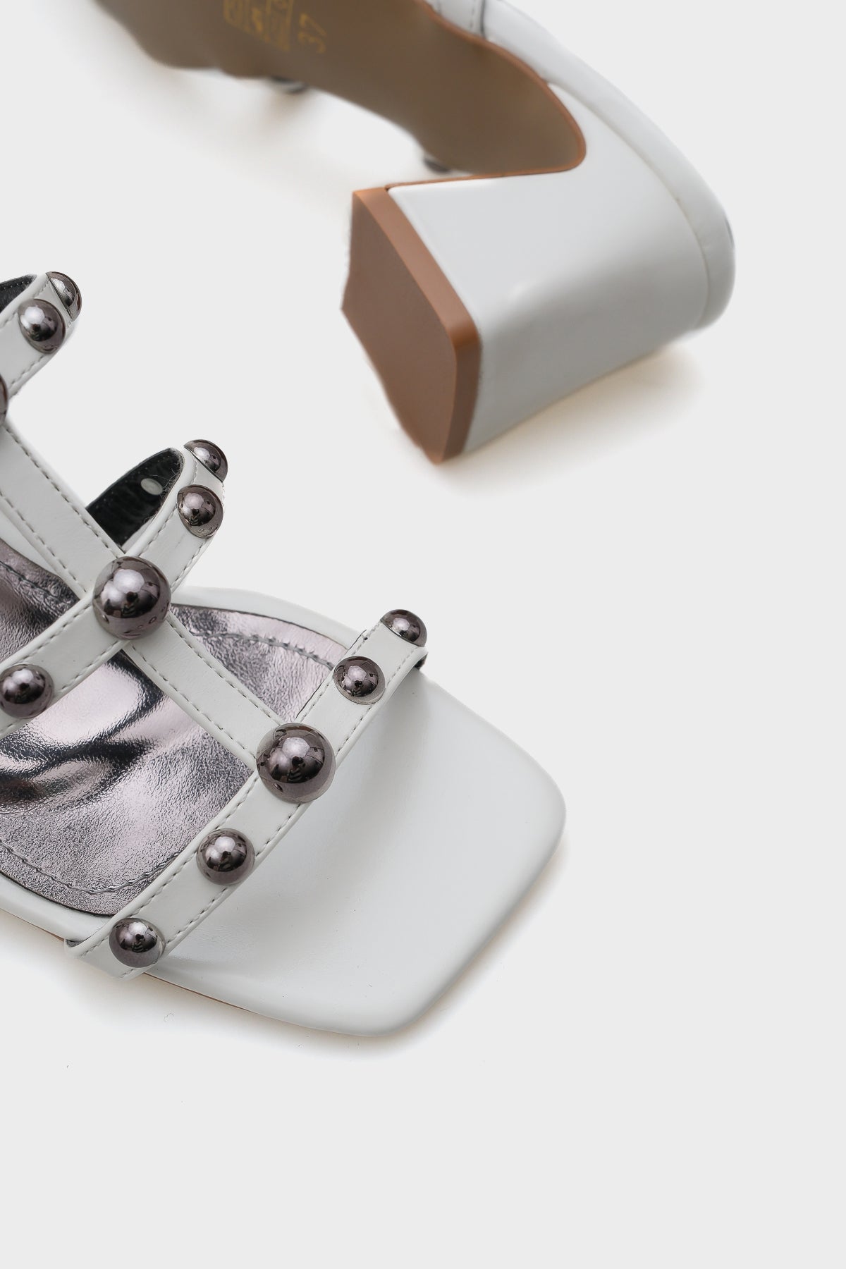 Nela Orta Topuklu Bantlı Metal Aksesuarlı Kadın Terlik