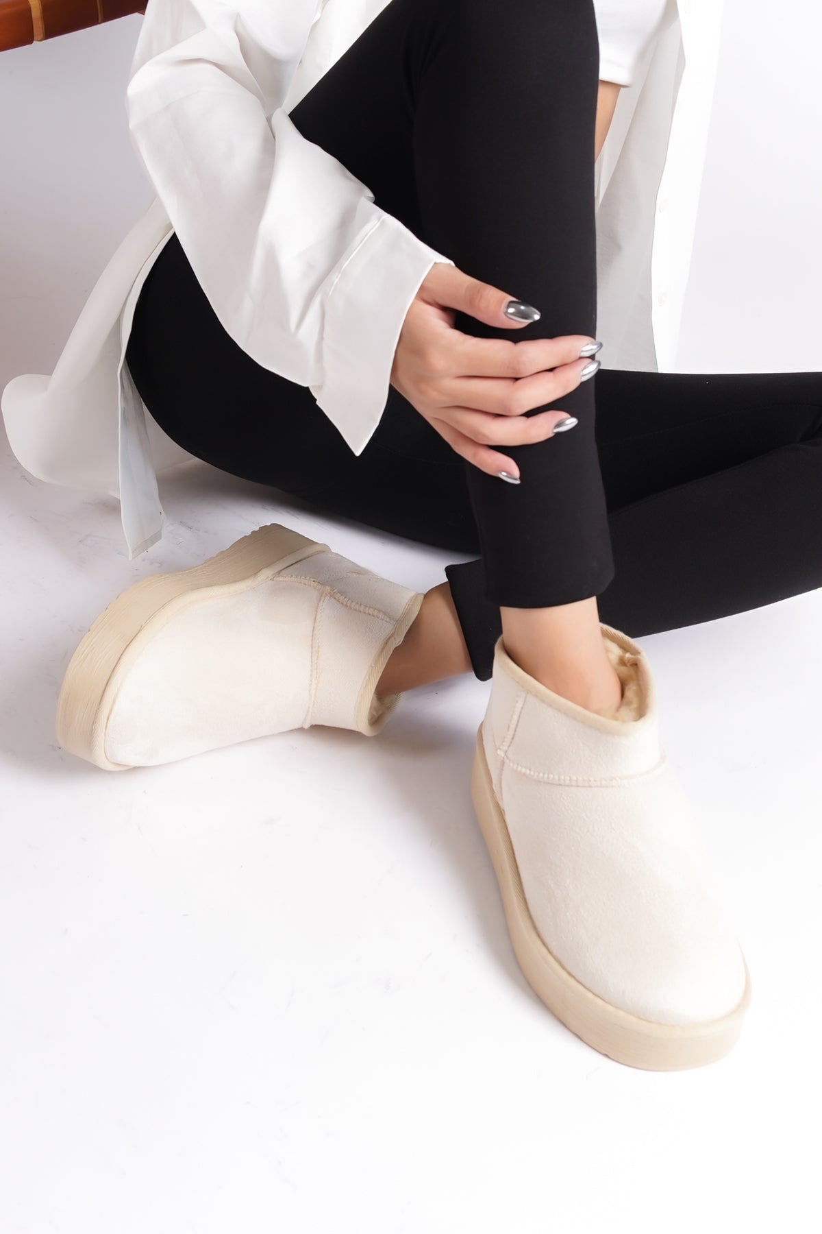 Raina Kalın Tabanlı Yuvarlak Burunlu Kürklü Kısa Kadın Bot