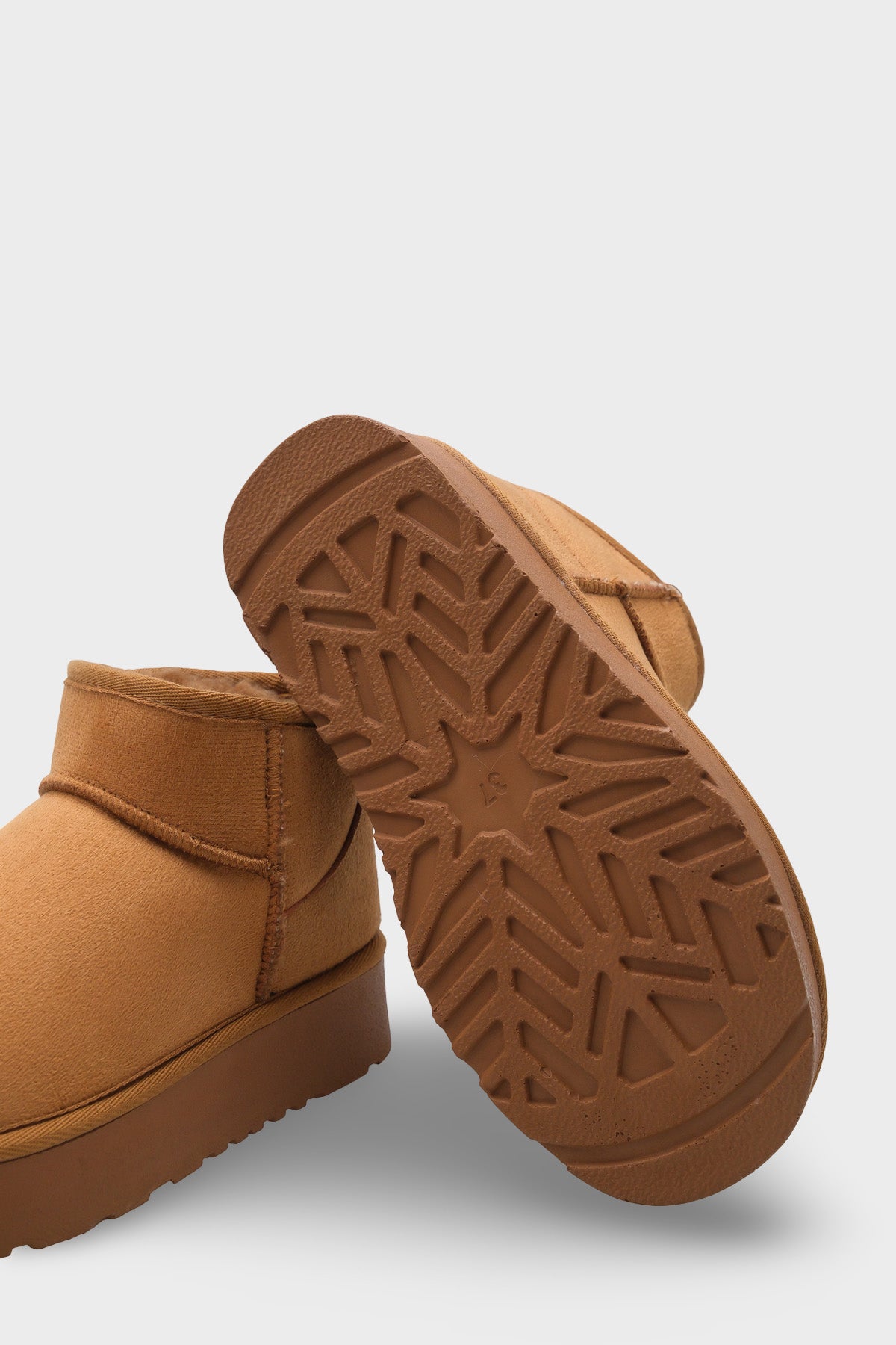 Raina Kalın Tabanlı Yuvarlak Burunlu Kürklü Kısa Kadın Bot