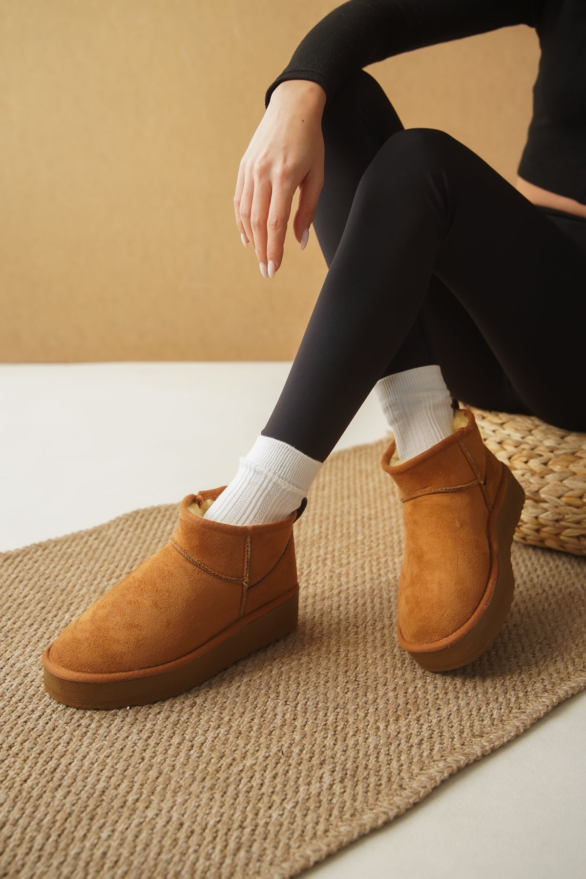 Raina Kalın Tabanlı Yuvarlak Burunlu Kürklü Kısa Kadın Bot