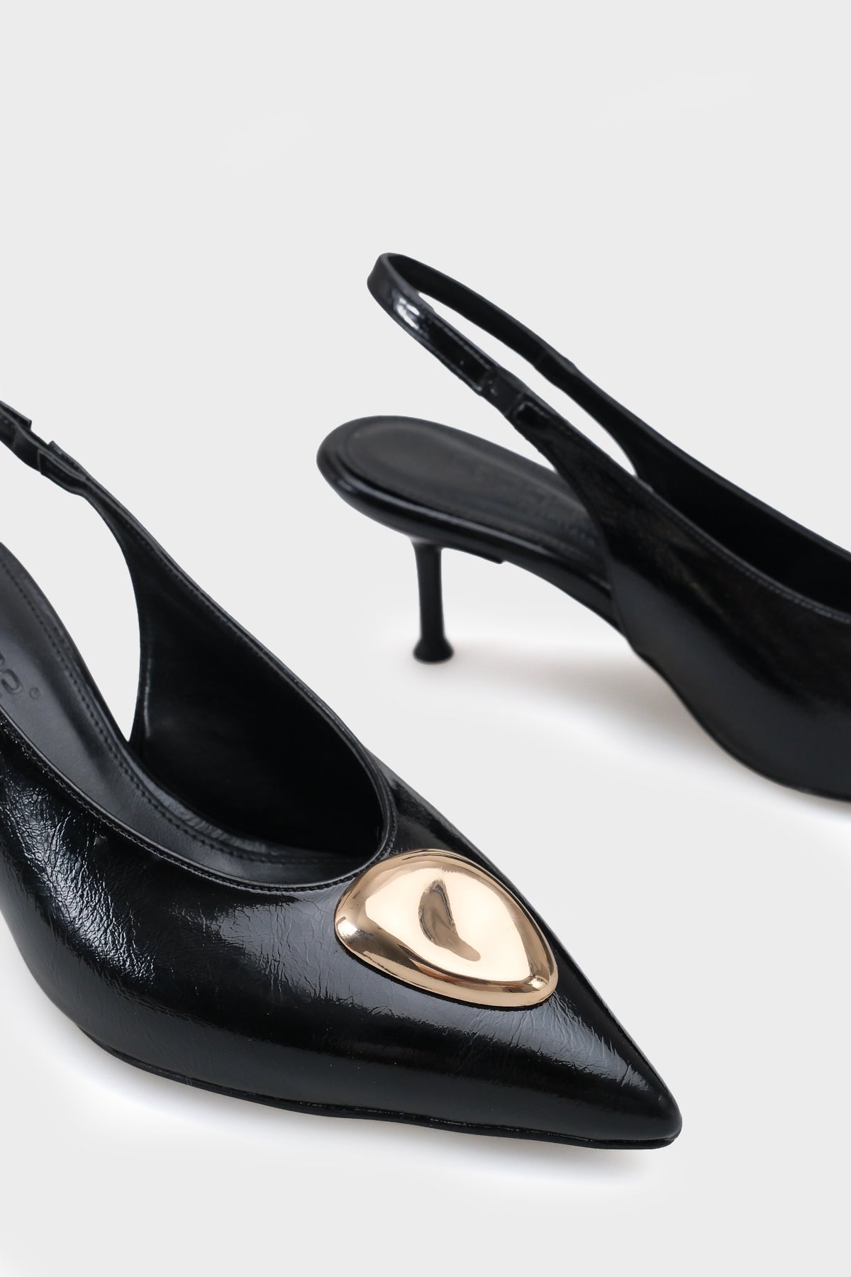 Clari Sivri Burunlu Metal Tokalı Orta Topuklu Arkası Bantlı Kadın Topuklu Ayakkabı