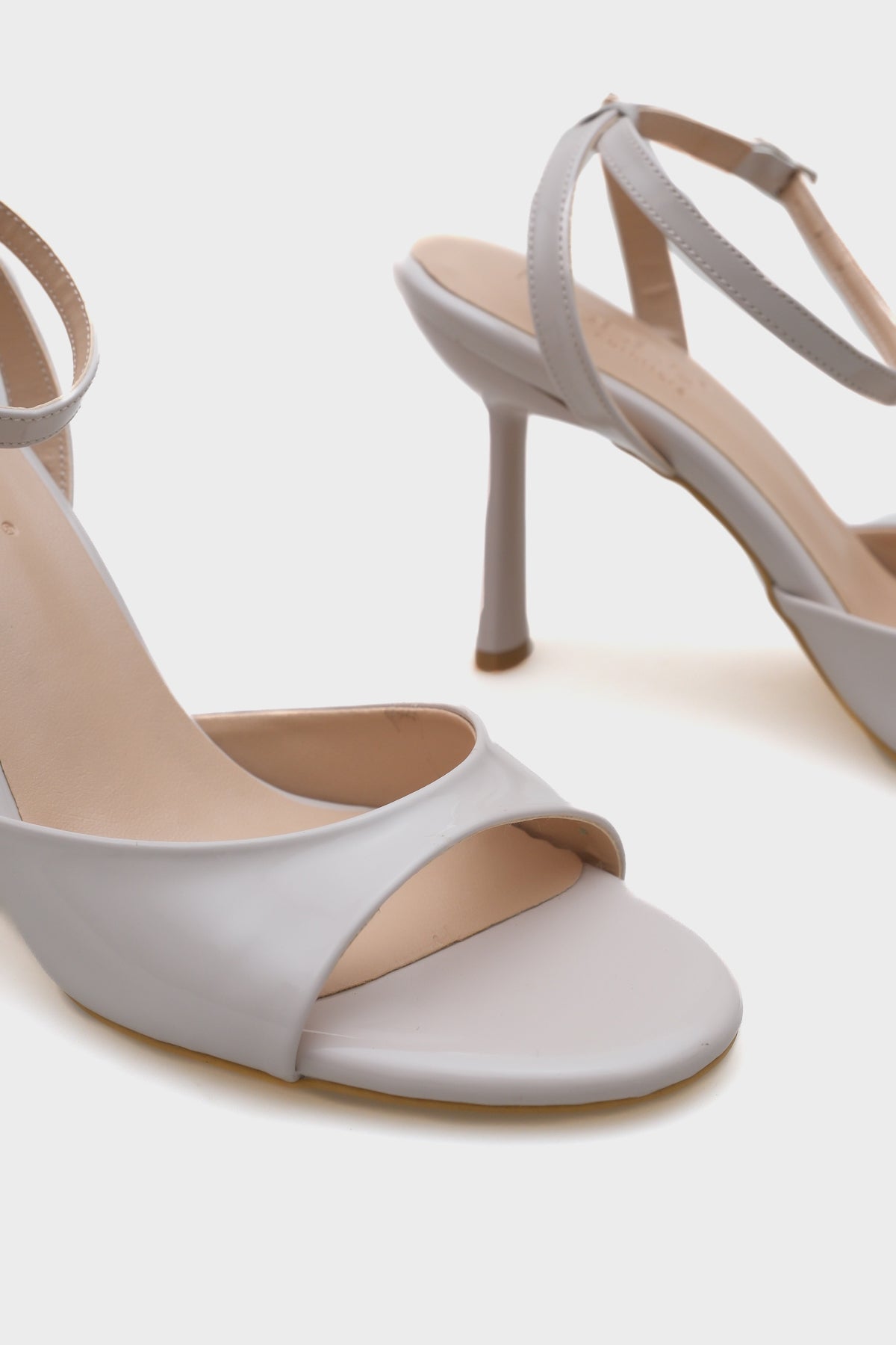 Elisa Yuvarlak Burunlu Bilekten Bantlı Yüksek Topuklu Kadın Sandalet