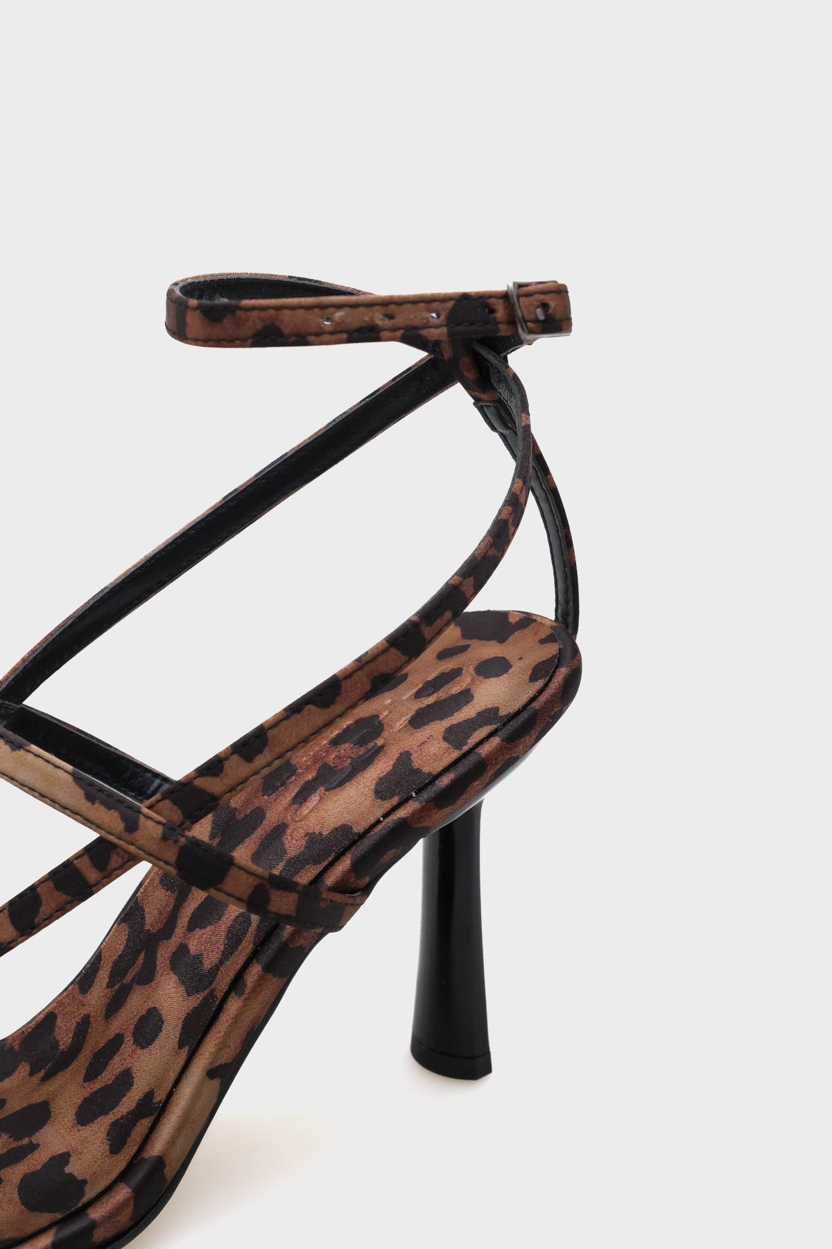 Ella Yuvarlak Burunlu Bantlı Yüksek Topuklu Kadın Sandalet