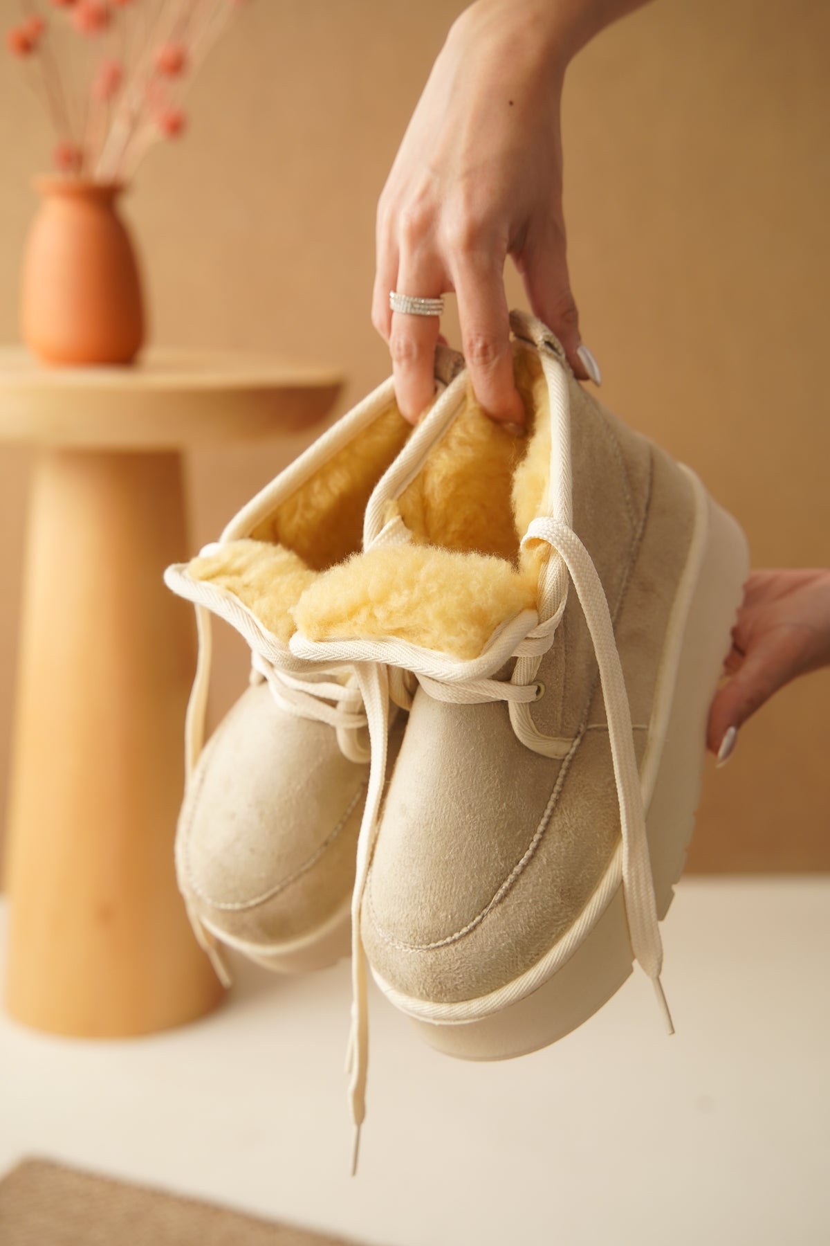 Madeline Kalın Tabanlı Yuvarlak Burunlu Bağcıklı Kürklü Kadın Bot