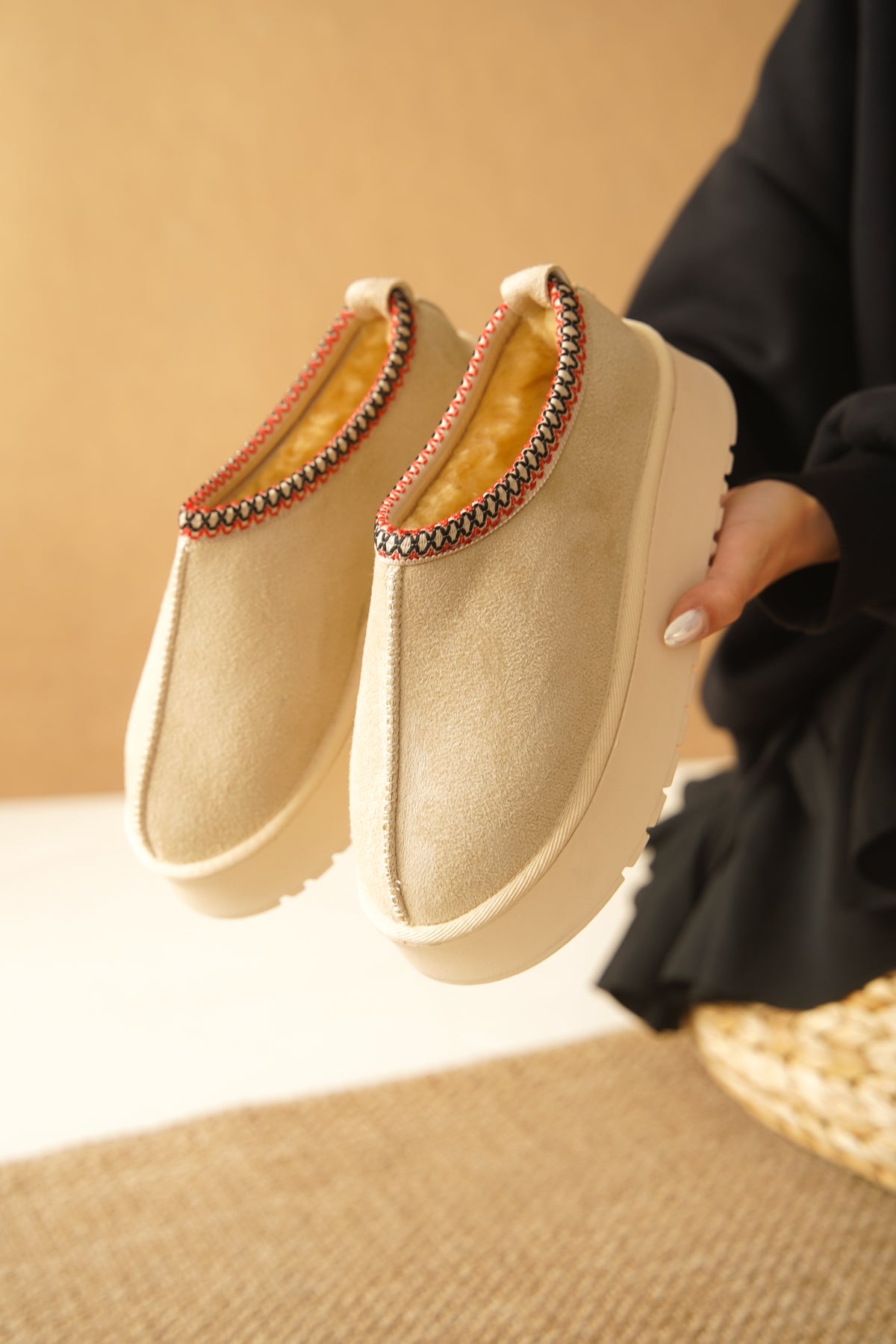 Carroll Kalın Tabanlı Yuvarlak Burunlu Kürklü Kadın Kapalı Terlik