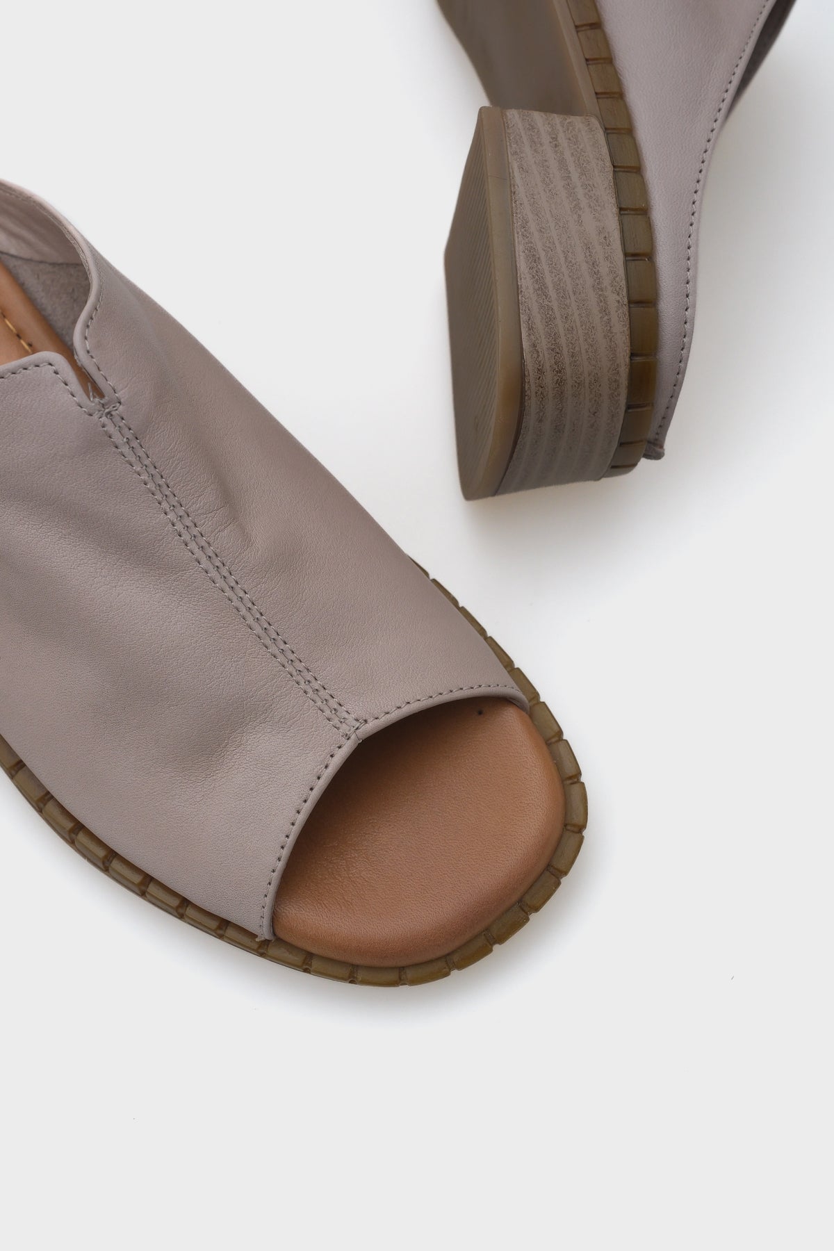 Nessy Kısa Topuklu Tek Bant Deri Kadın Terlik