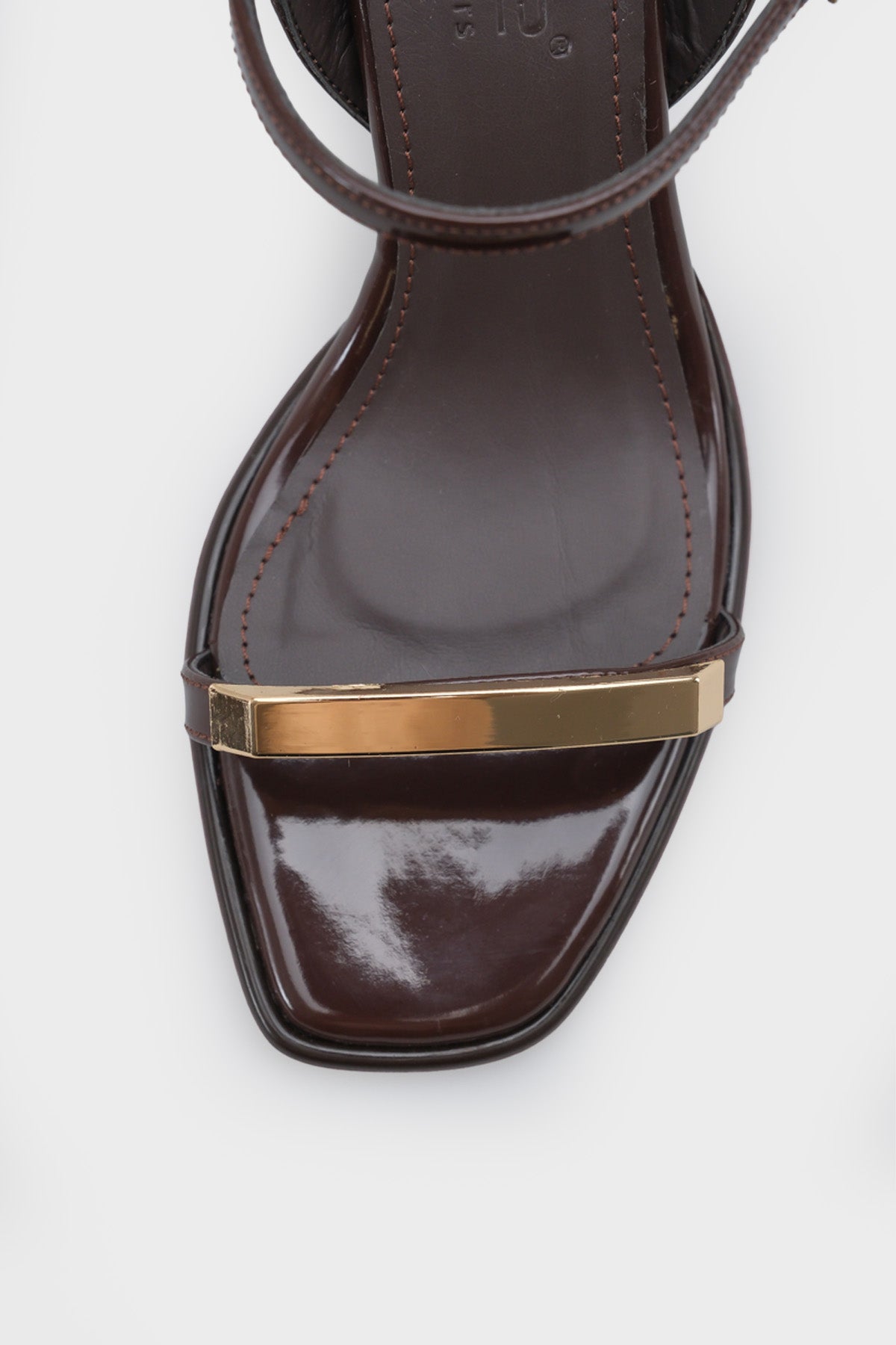 Reggi Küt Burunlu Metal Tek Bantlı Orta Topuklu Bilekten Bantlı Kadın Ayakkabı