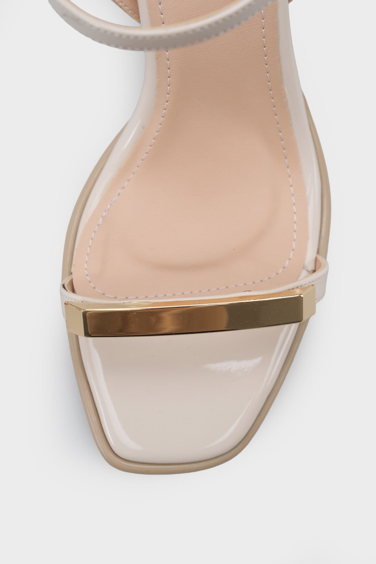 Reggi Küt Burunlu Metal Tek Bantlı Orta Topuklu Bilekten Bantlı Kadın Ayakkabı