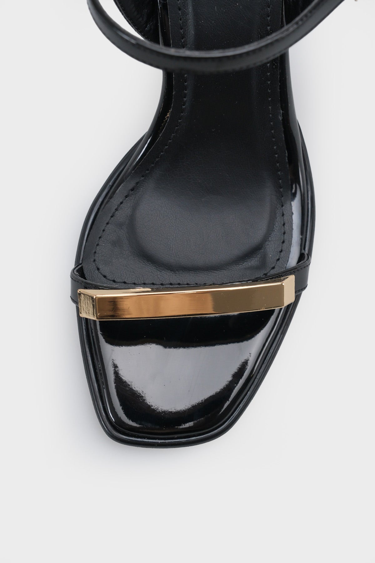 Reggi Küt Burunlu Metal Tek Bantlı Orta Topuklu Bilekten Bantlı Kadın Ayakkabı