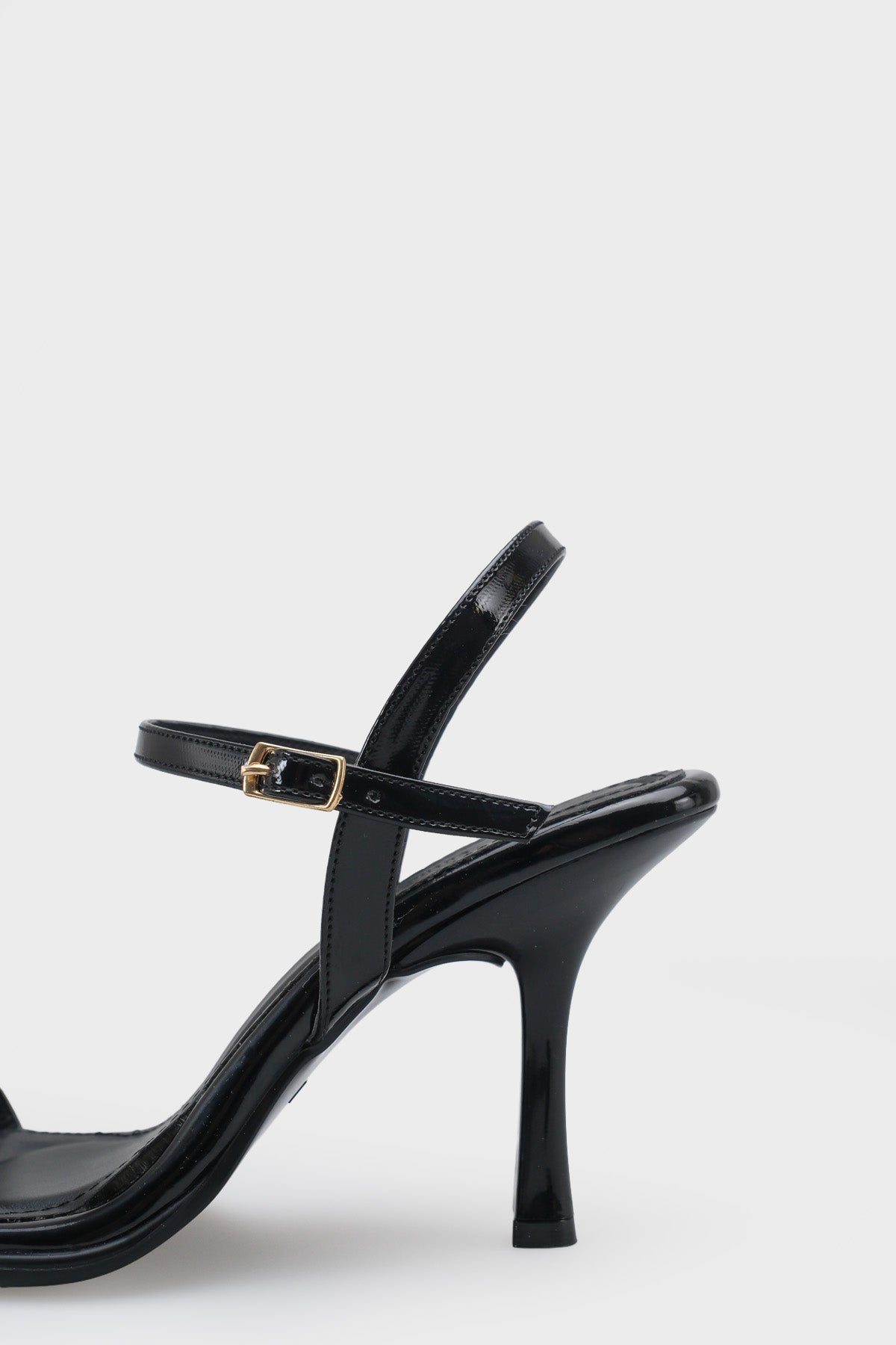 Reggi Küt Burunlu Metal Tek Bantlı Orta Topuklu Bilekten Bantlı Kadın Ayakkabı